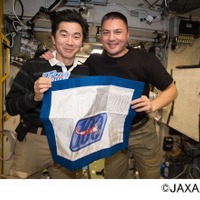 ISS滞在100日目を祝う油井宇宙飛行士とチェル・リングリン宇宙飛行士