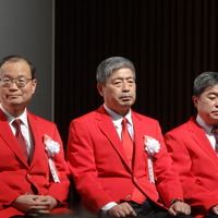 「勝負の年」として、鮮やかな赤のジャケットでイベントに出席した日本郵便（株）高橋社長ら役員。