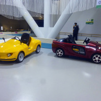 FC-PIUSは、メガウェブで体験運転できるキットカー・PIUS（ピウス）がベース（左）