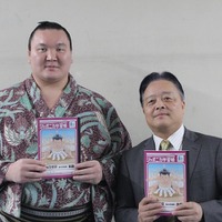 左／白鵬関、右／ショウワノート代表取締役社長 片岸 茂氏