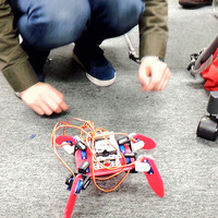 埼玉大学サテライトキャンパスで行われた「STEM Camp 2016」（3月31日）。子どもたちが4脚ロボットの製作に挑戦した