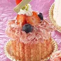 カーネーションの花をイメージした食べきりサイズのケーキ「メルシーママン」（550円）