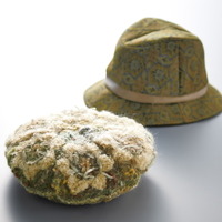 ビザールの帽子（左）、アルファヴィルの帽子（左）