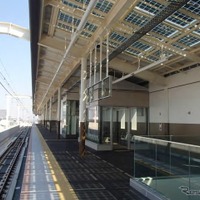 羽衣駅に整備された新しい下り高架ホーム。5月14日から使用を開始する。