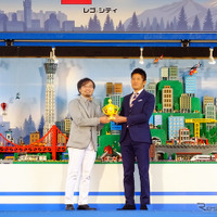 ジオラマを手がけたレゴ認定プロビルダーの三井淳平氏と、レゴジャパンマーケティングディレクターの長谷川敦氏