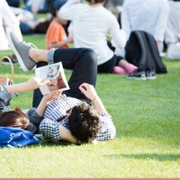 ピクニック気分でブックディレクターの幅允孝氏がセレクションした一冊で読書を楽しめる「ミッドパーク ライブラリー」