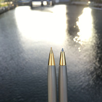 シャープペンのペン先は固定で、芯だけが繰り出される。ボールペンは、使用時に出てくる。