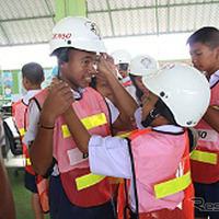 6月29日 タイバンコク郊外(サムットプラーカーン県)にある小学校にて、交通安全教育を実施し、ヘルメット615個を寄贈