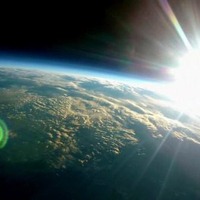 風船に取り付けたカメラからは、宇宙をバックに地球を見下ろした雄大な景色を見ることができる