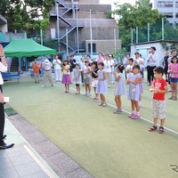 運転免許本部の職員がラジオ体操の会場で“出前”声かけ（30日・文京区）