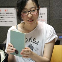 文具店「カキモリ」で作ったオリジナルノートを持つ、貴志紫さん