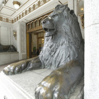 ライオン像が鎮座する本館正面入口側