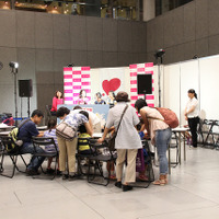 TOKYO FMによる「ラジオ番組を作ろう！TOKYO FMサマースクール」　ディスクジョッキー（DJ）に挑戦する子どもたちの姿が見られた