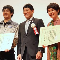 左から、最優秀賞　儀賀大己さん、文部科学大臣政務官　樋口尚也氏、優秀賞の伊達文香さん