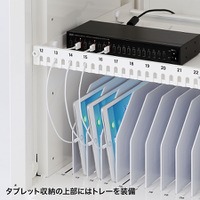 タブレット収納の上部にはトレーを装備