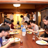 夕食のようす　写真提供：松江市