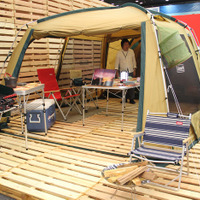 寝室（テント）とリビング（タープ）を連結したスタイル