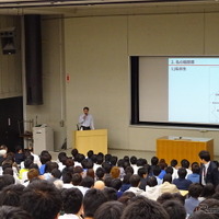 中央大学後楽園キャンパスで出張授業する小飼雅道マツダ社長（2015年）