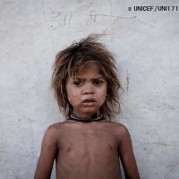 ビルケラ・ダーン村に住む、サハリア族のループシンちゃん（4歳）。（インド・ラージャスターン州　2014年5月30日撮影）(c) UNICEF_UNI171369_Parelkar