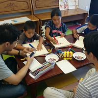 8月11日と25日に実施した「宿題DAY」では、小学生を対象に夏休みの宿題の手伝いや、防災袋のデコレーションをする工作などを行った（画像はプレスリリースより）