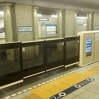 東京メトロは銀座線・東西線・半蔵門線のホームドア設置を前倒しする。写真は開口部の幅が広いタイプのホームドア。実証実験のため東西線九段下駅のホームに設置された。