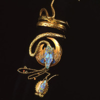 「蛇のブレスレットと指輪」1899年 金、エナメル、オパール、ルビー、ダイヤモンド 27.5×68cm 堺市
