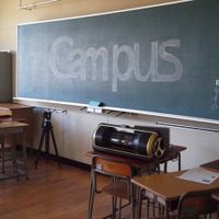 ムービー撮影中の風景。黒板には、キャンパスノートのロゴがチョークで書かれている