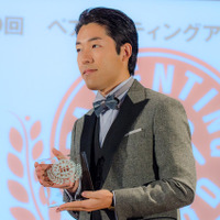 第9回ペアレンティングアワード授賞式、パパ部門を受賞したオリエンタルラジオの中田敦彦（2016年12月1日）