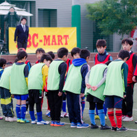 ABC-MARTアンバサダーの長友佑都、サッカークリニックで小学生とミニゲーム（2016年12月26日）