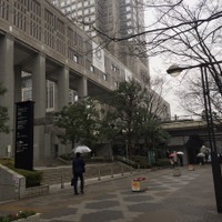 2月9日午後2時10分ごろ　雨やみぞれが降る都庁前のようす