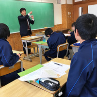 長野県飯綱町の中学生が、地域産業振興支援サービス「しごとしらべ」を利用し、取材するようす