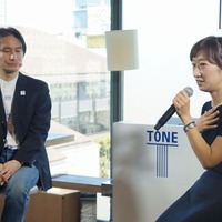 トーンモバイル代表取締役社長CEOの石田宏樹氏（左）とVERYの今尾朝子編集長（右）
