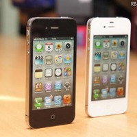 iPhone 4S、アンテナが変わった！ 速度は14.4Mbpsに  カラーは発売当初から黒と白をラインナップする