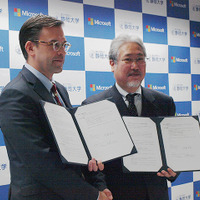 （左から）日本マイクロソフトの平野拓也 代表取締役社長、国立大学法人静岡大学の伊東幸宏学長