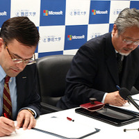 （左から）日本マイクロソフトの平野拓也 代表取締役社長、国立大学法人静岡大学の伊東幸宏学長