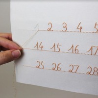 1本の糸で縫われたカレンダー「儚く、美しく」