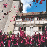 スイスの古城「エーグル城」での卒業式