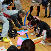 JAL折り紙ヒコーキ教室のようす　2017年度からは「折り紙ヒコーキ大会」を展開する
