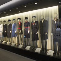 展示エリアにある、歴代制服展示。各時代の特徴ある制服を見学できる