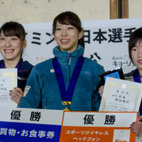スポーツクライミング日本選手権リード競技大会2017、女子優勝の野口啓代（中央）、2位の大田理裟（左）、3位の森秋彩（2017年3月5日）