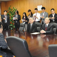 枝野経産相を訪れた下河辺委員長（中央）と西澤東電社長（左）