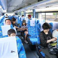 橿原神宮前駅でバスに乗り込み修学旅行に出発