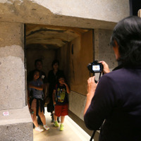 キトラ古墳の四神の館見学。普段、この場所に入ることはできないが、このツアーでは記念撮影ができる