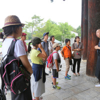 興福寺では大森先生が子どもたちにもわかりやすくお寺の歴史を説明