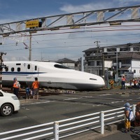 フル規格の新幹線車両が通る唯一の踏切が浜松工場の西側にある。イベント開催時の朝には「発見デー」参加者向けのツアー列車がそのまま踏切を抜けて工場内へと入っていった