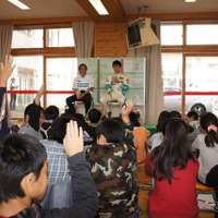 中嶋一貴選手が、御殿場市内の小学校でモータースポーツに関する特別授業を行った