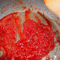 ケチャップライスの作り方5・炒めた物を取り出したフライパンに、ケチャップ、赤ワイン、バルサミコ酢を入れて煮立たせます