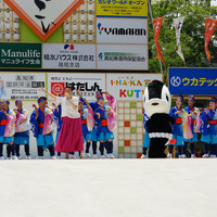 高知城演舞場で「高知家の唄」を披露する島崎和歌子