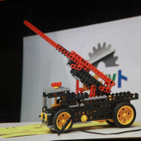 勝又皇晴くんは、たくさんのギアを使って、はしごが伸びる消防車ロボットを製作した