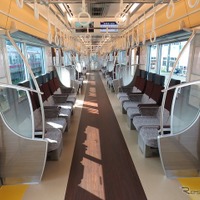 車内はロング・クロス転換シートが設けられている。写真はロングシート時。